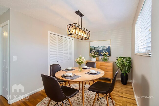 Building Photo - 381 Marquette Dr