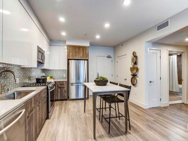 Building Photo - 2241 Latham St