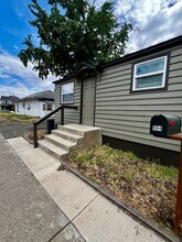 Building Photo - 904-906 W Tieton Dr