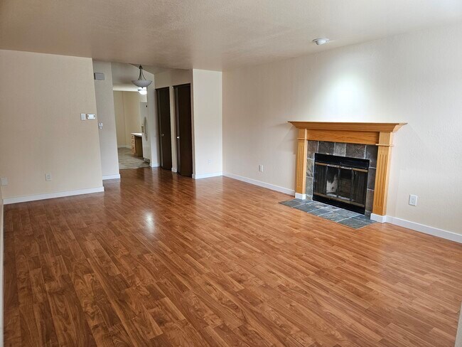 Sala de estar - 10011 33rd Ave SE