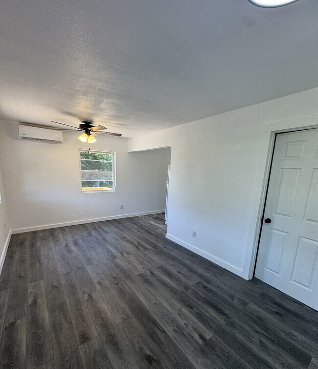 Foto del edificio - Newly Renovated Duplex In Forsyth!