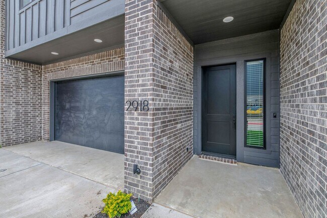 Building Photo - Brand new 4/4.5 Townhome