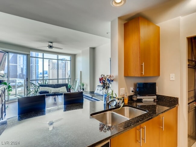 Foto del edificio - 200 W Sahara Ave