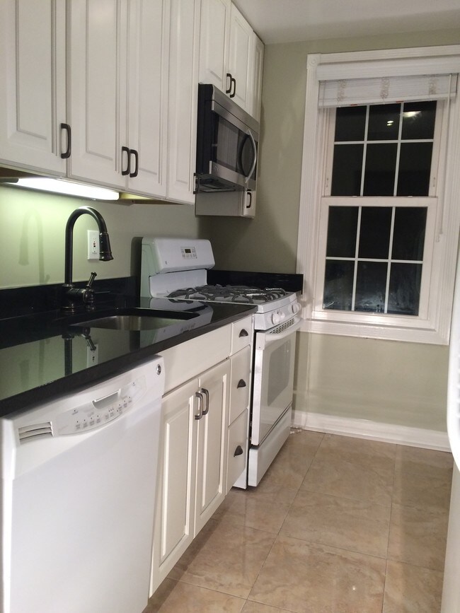 Kitchen w/granite counter tops - 2731 Ordway St NW