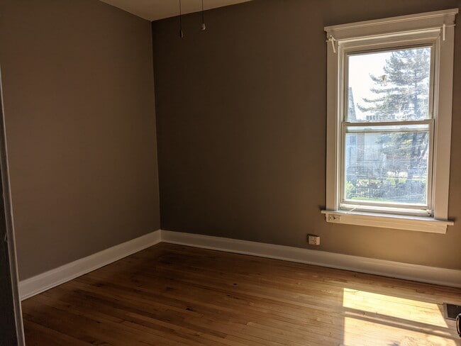 Building Photo - 3907 W Cornelia Ave