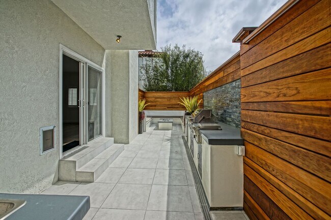 Foto del edificio - Beautifully Remodeled, Detached Front Town...