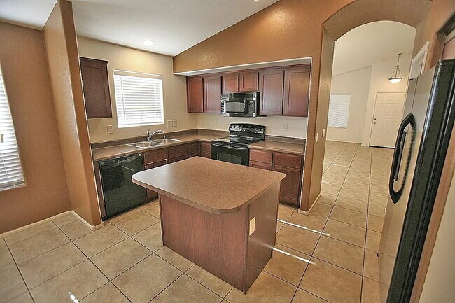 Foto del edificio - SPACIOUS 4-BEDROOM HOME IN PEORIA CUL-DE-SAC
