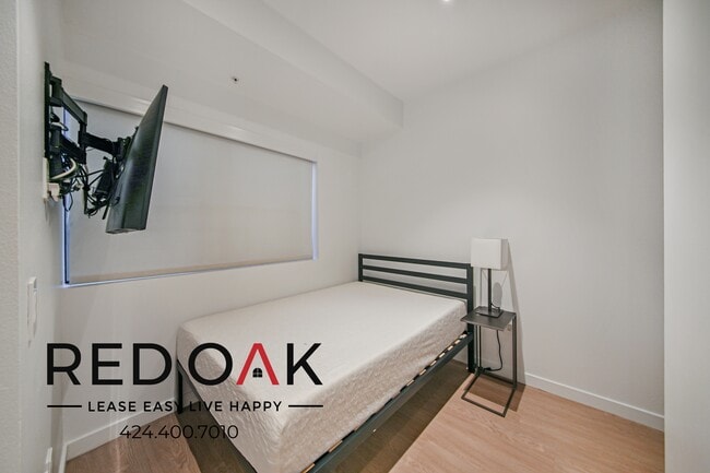 Foto del edificio - 11649 Mayfield Ave