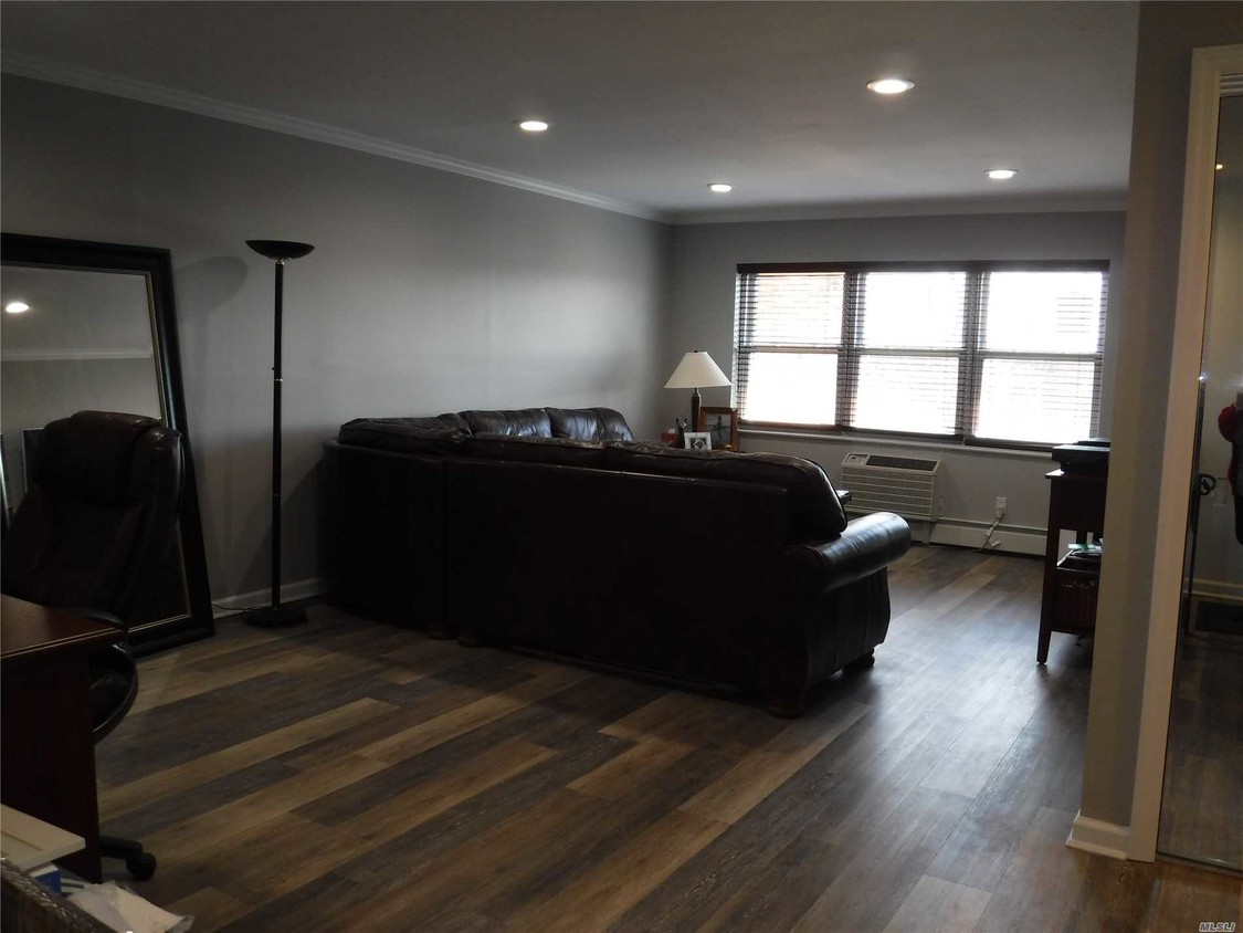 Primary Photo - 220 Farber Dr