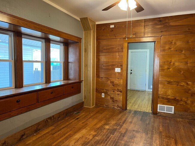 Foto del edificio - Charming 2-BDR 2-BTH House w/ Garage - Cat...