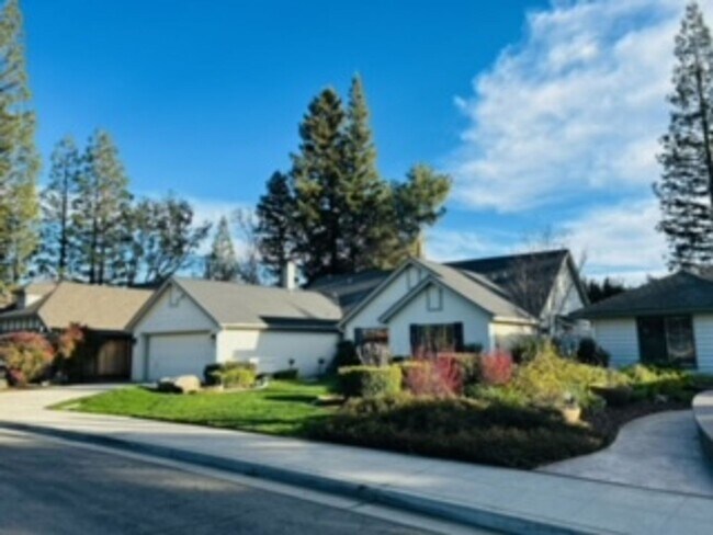 Building Photo - Four Bedroom Woodward Lakes Beauty!