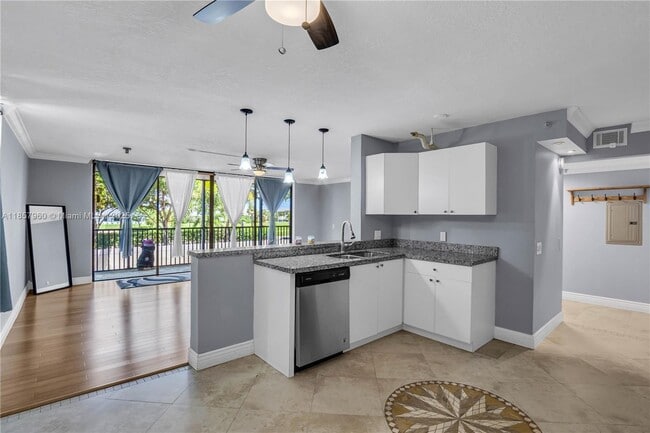Foto del edificio - 105 Lake Emerald Dr