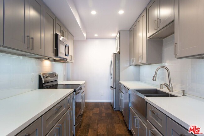 Foto del edificio - 1203 N Sweetzer Ave