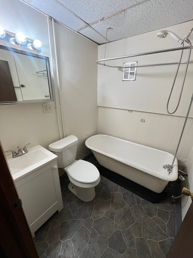 Building Photo - 26 Christie St