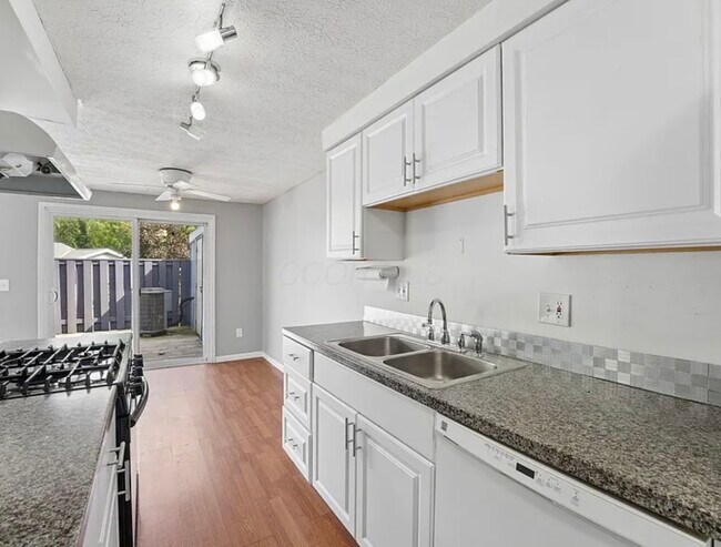 Foto del edificio - 699 Cherry Hollow Rd