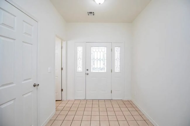 Building Photo - Great Location! Family House! 3 bedroom,  2.5 bathroom, large bonus room, 2 car garage