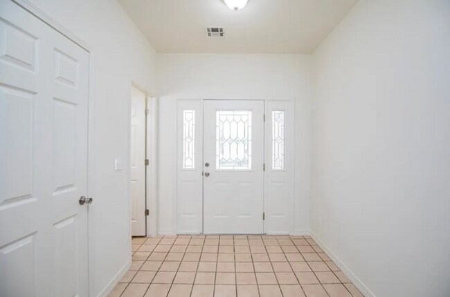 Foto del edificio - Great Location! Family House! 3 bedroom,  2.5 bathroom, large bonus room, 2 car garage