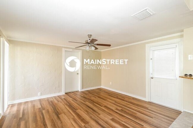 Building Photo - 2 Bedroom Pet-Friendly Home in St. Petersb...