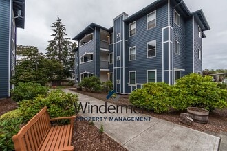 Building Photo - 300 N Oak Harbor St