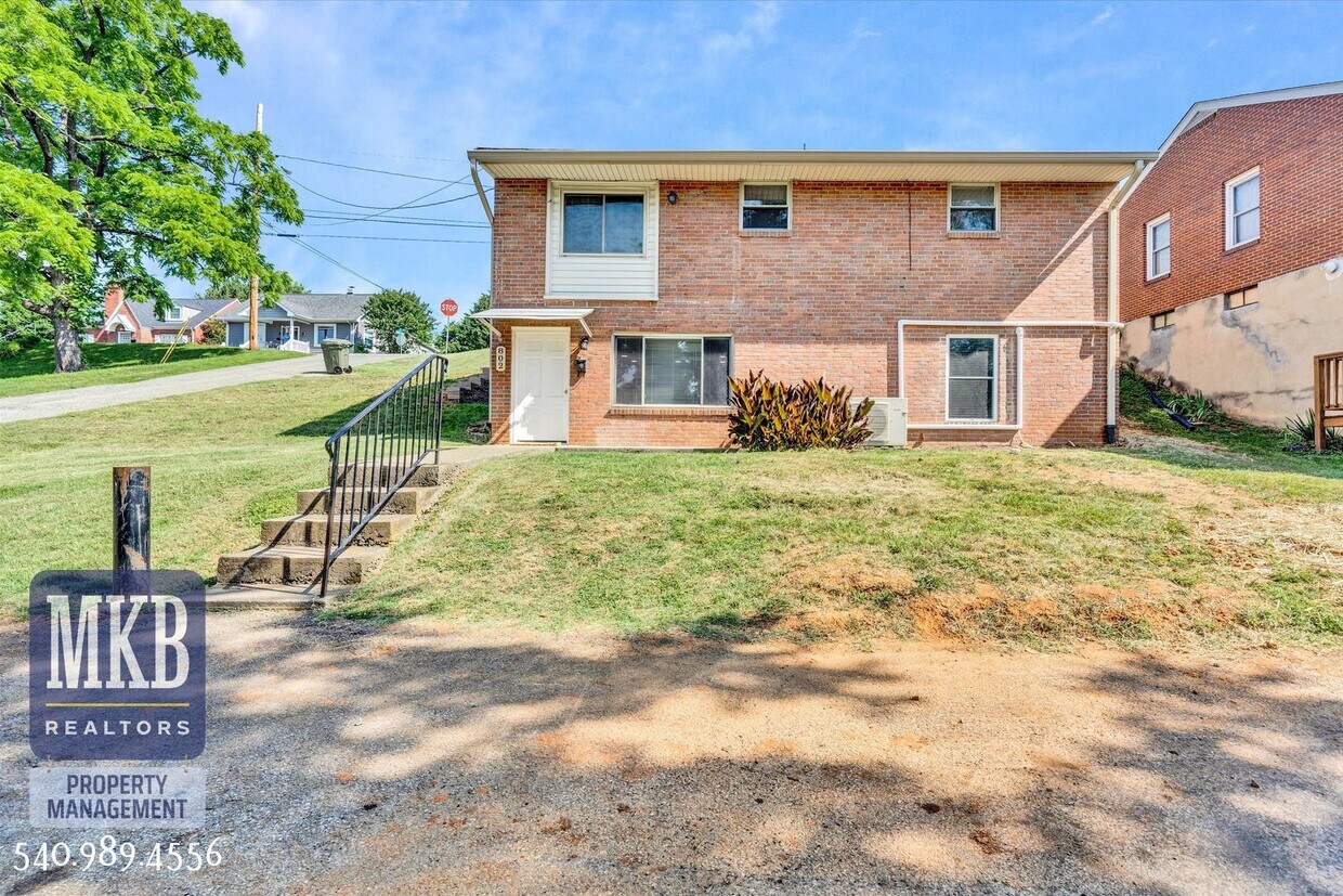 Foto principal - 802 Maryland Avenue - Duplex in Salem