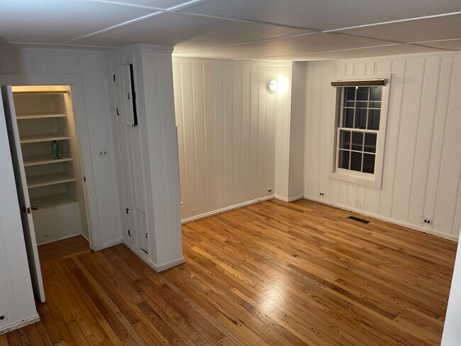 Building Photo - 527 Danbury Rd