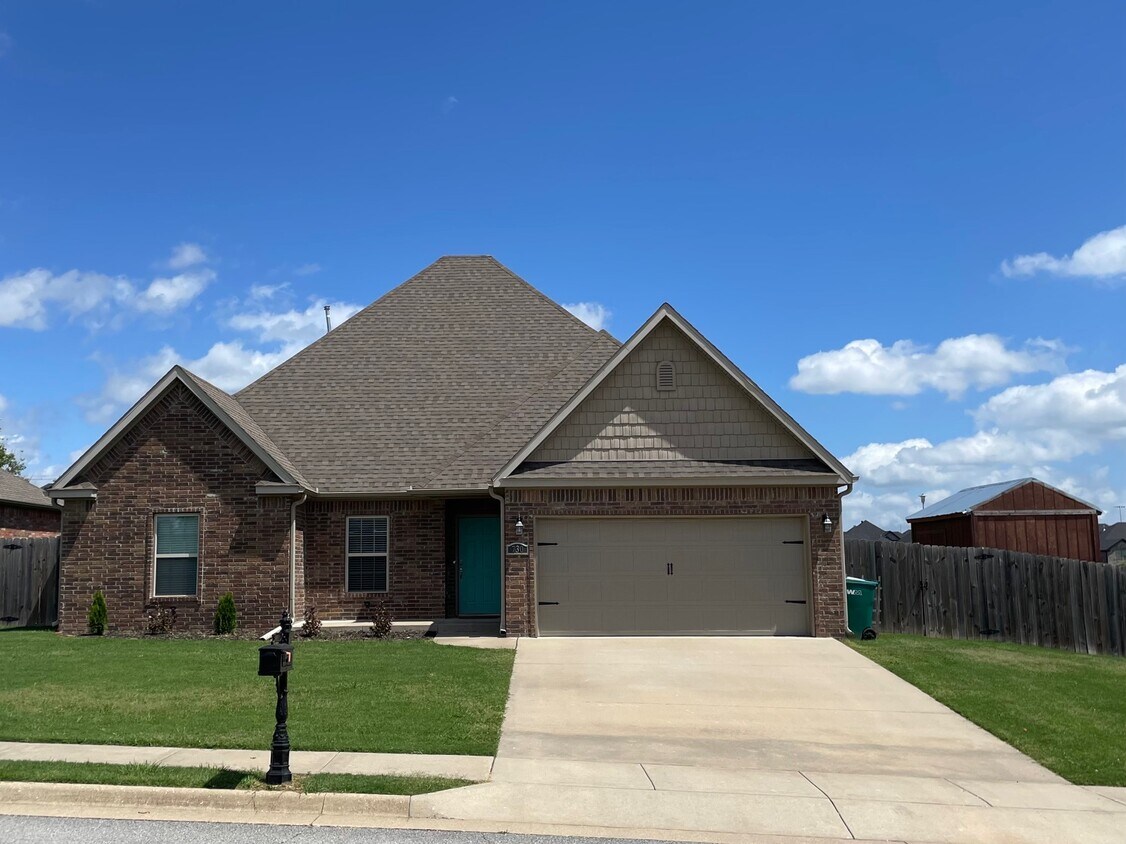 Primary Photo - 730 Saddlehorn Dr