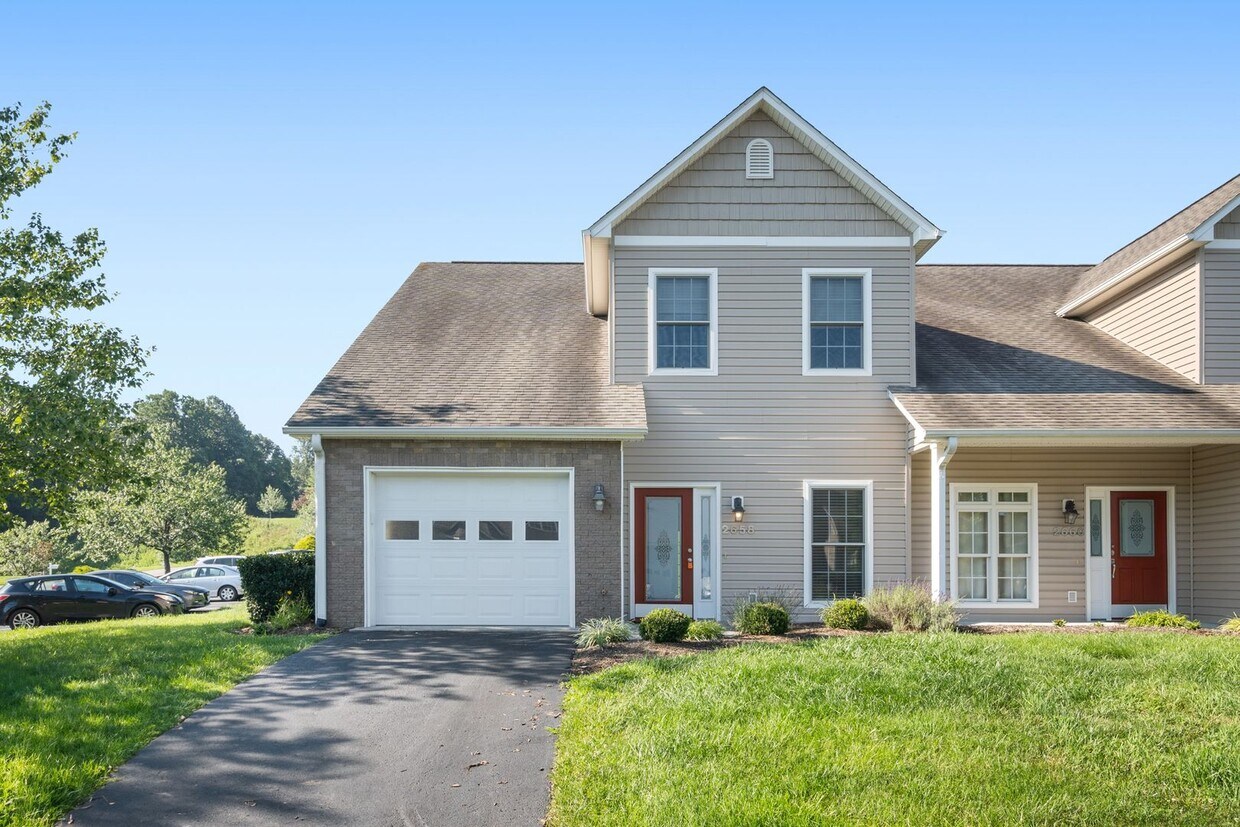 Foto principal - Gorgeous 3 Bedroom, 2.5 Bath End-Unit Town...