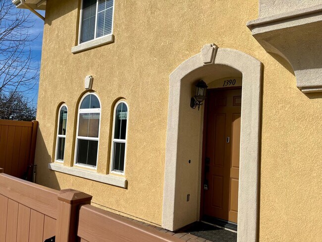 Foto del edificio - Beautiful 3 bed 2 bath townhome