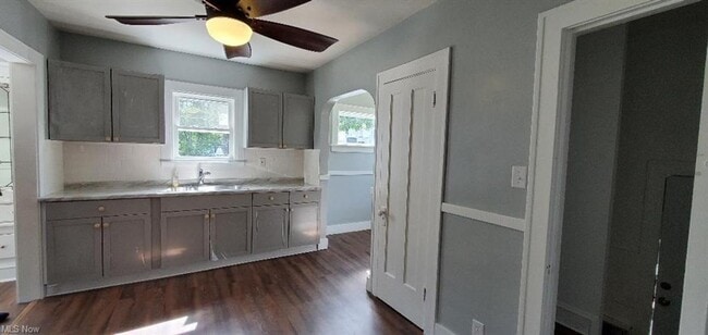 Building Photo - Beautiful CLE 4 bed/2 bath  - Available NOW!