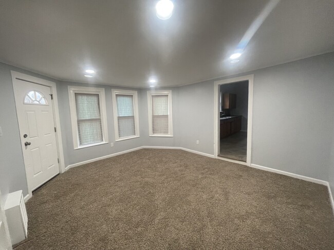Building Photo - Newell W 613