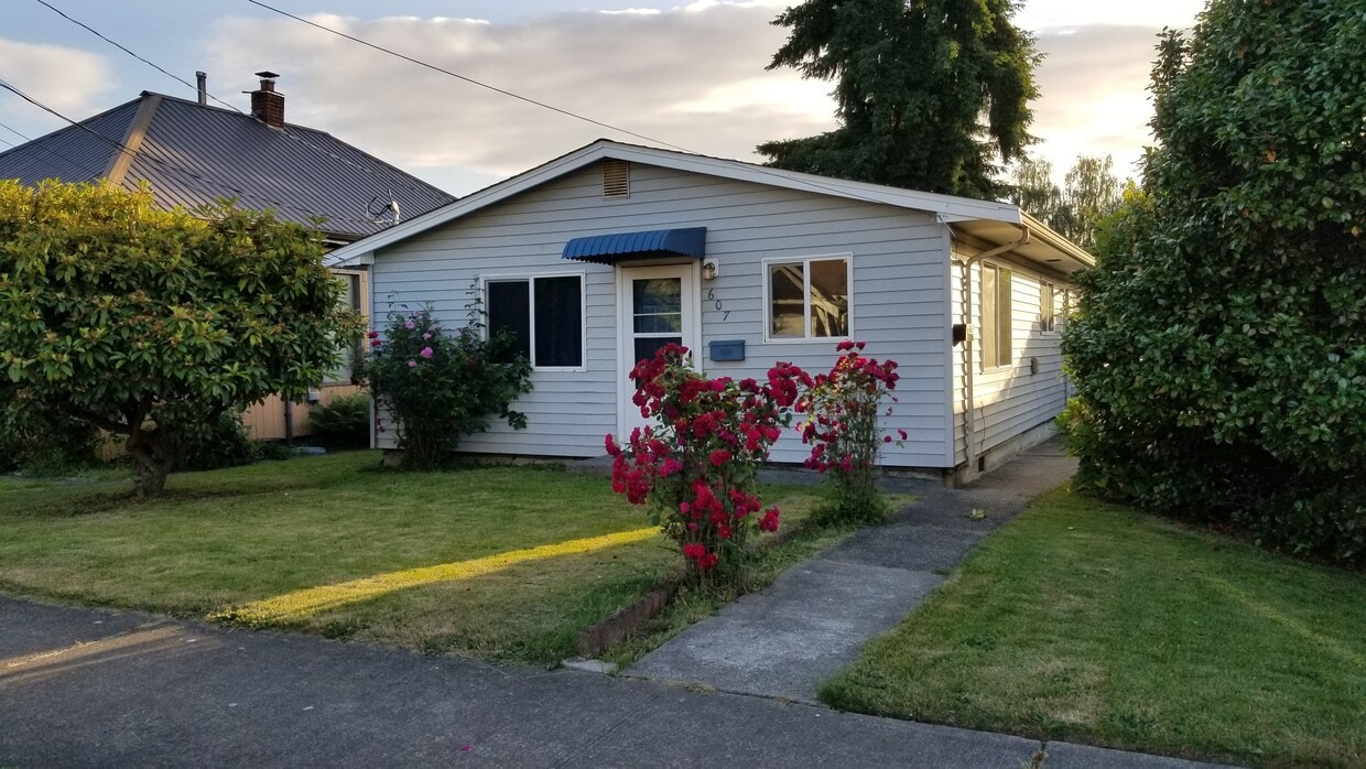 Primary Photo - 607 Morris Ave S