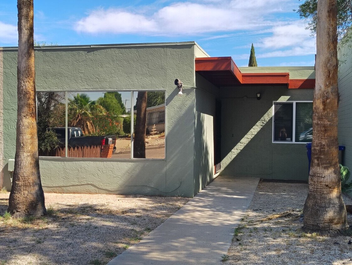 Foto principal - 5021 E Adams St