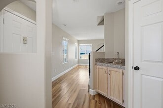 Building Photo - 910 Elegant Coral Ave