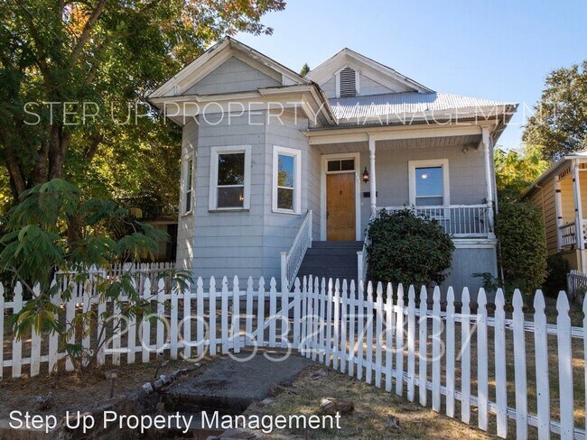Building Photo - 2 br, 1 bath House - 582 Olive St