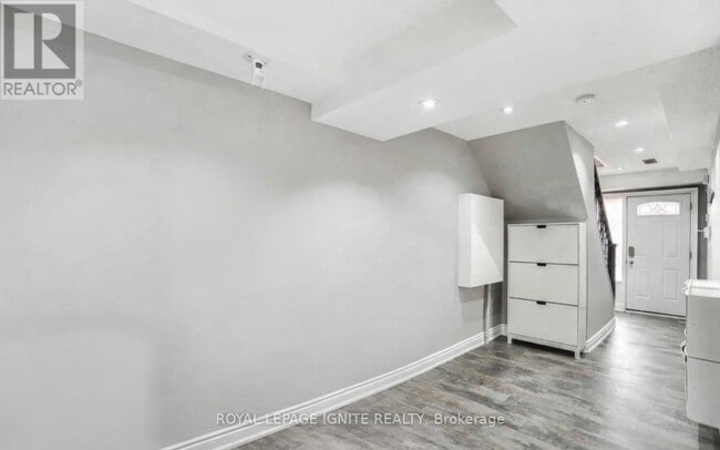 Building Photo - 147 Enderby Crescent