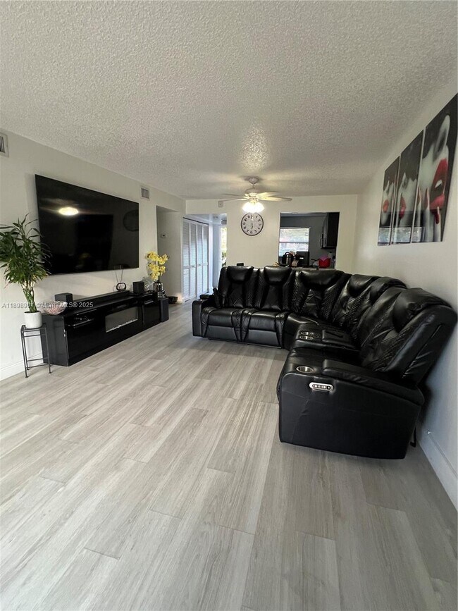 Foto del edificio - 8879A Fontainebleau Blvd