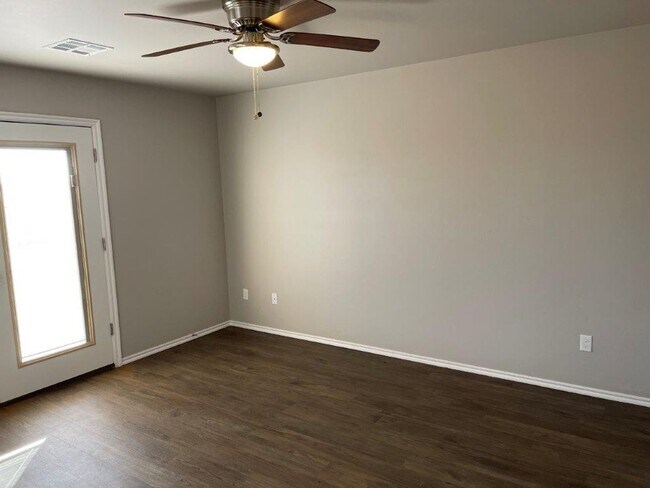 Foto del edificio - 500 off your move in before June 1st !  55...