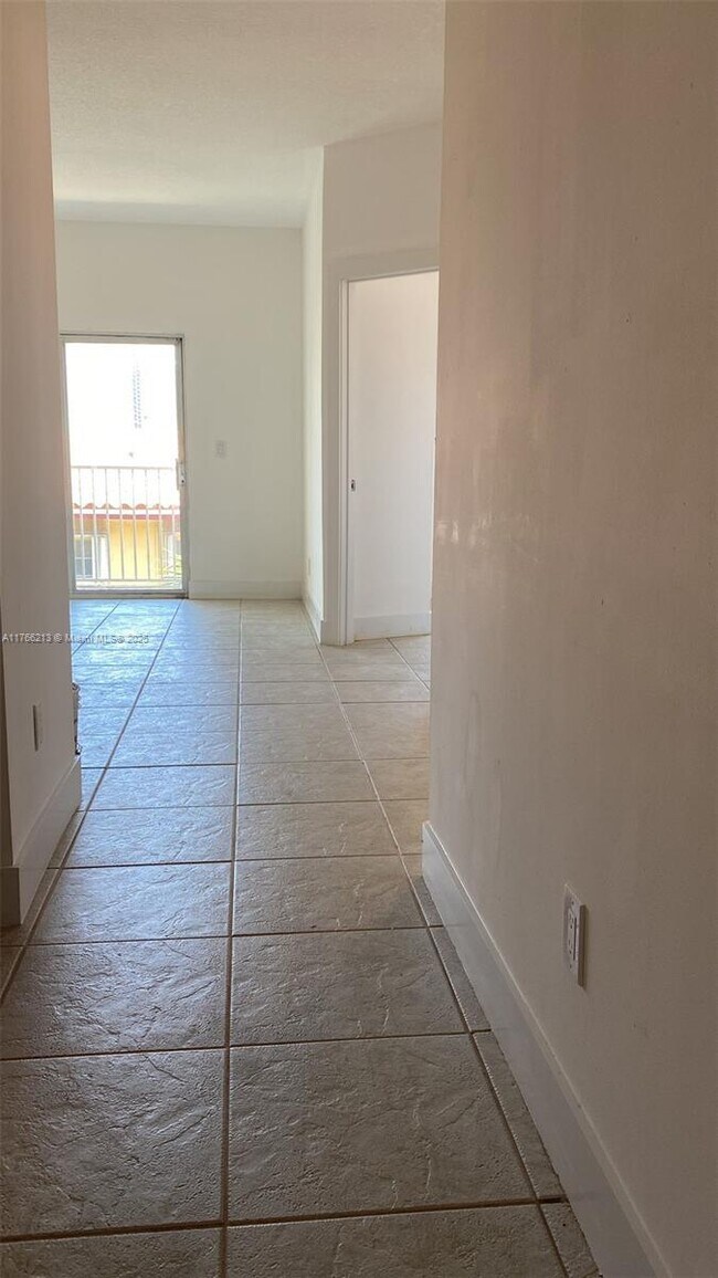 Foto del edificio - 695 SW 11th St