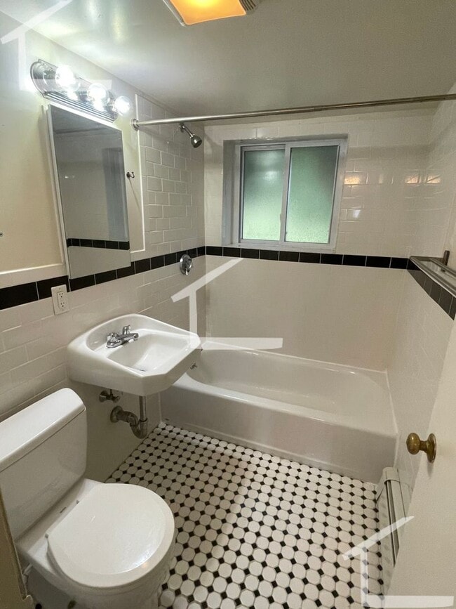 Foto del edificio - 1Br/1Bth, ready to move in. Heat/Hot Water...