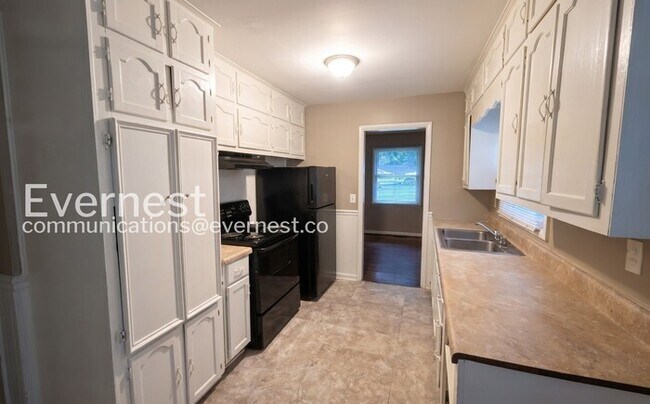 Foto del edificio - 3 Bed/2 Bath home with Garage / Pet-Friendly / Vouchers Accepted / Available Now!