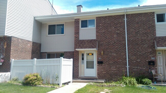 Building Photo - Updated 3 bd 1.5 ba townhome University Park