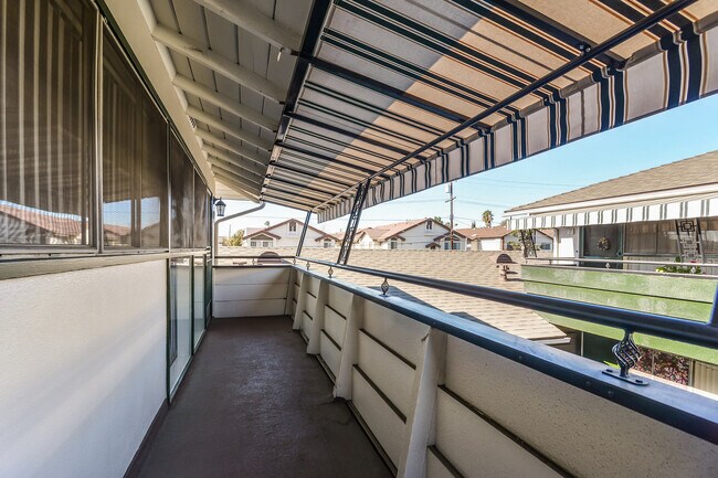 Building Photo - 230 S Del Mar Ave