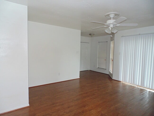 Building Photo - Charming 2-Bedroom Duplex in a Prime Location!