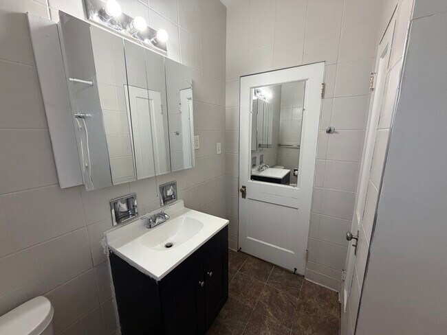 Building Photo - 1121 Bowman-N