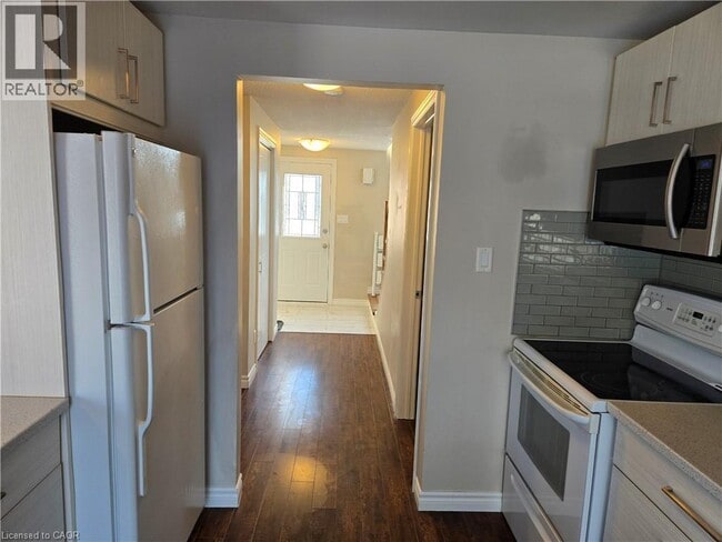 Building Photo - 514 Rosemeadow Crescent