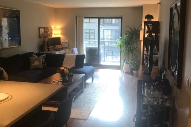 Living room with balcony - 401 1st St S