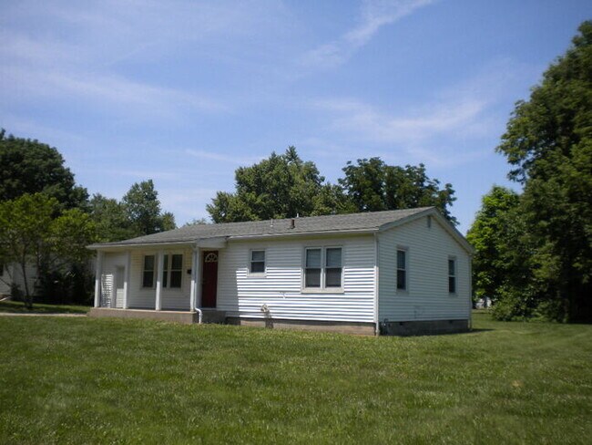 Building Photo - 2 bed 1 bath with large yard