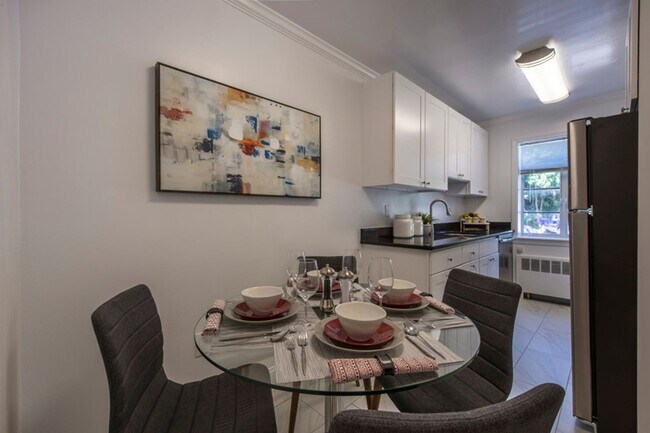 Foto del edificio - Sunny 1BR in Brookline | Heat & Hot Water Included | 9/1