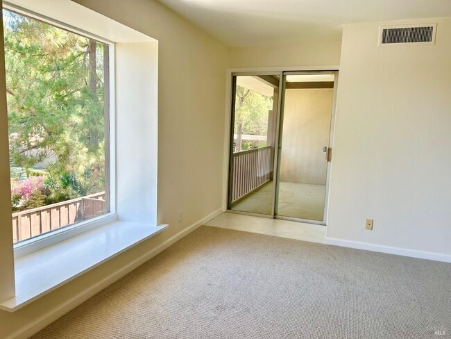 Building Photo - 9 Forest Ln