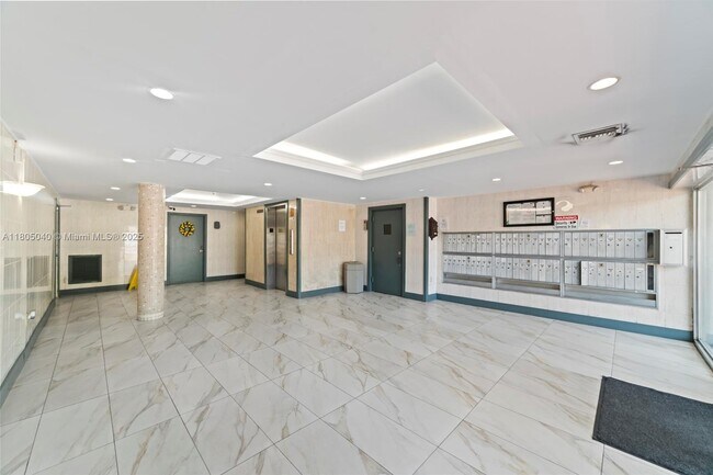 Building Photo - 1250 NE 125th St